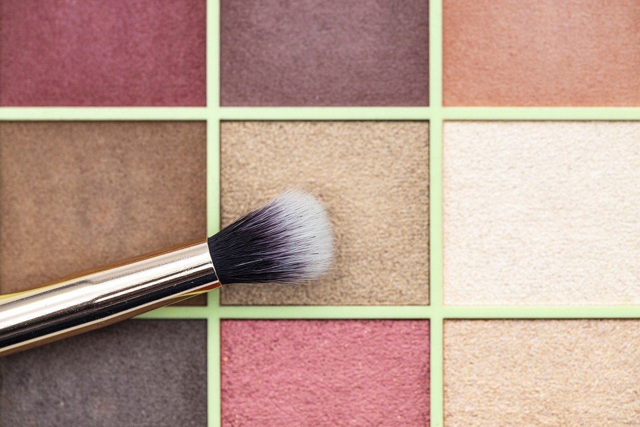 Up-close photo of a make-up brush and make-up (eye shadow) for the titanium dioxide
